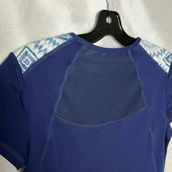 SOFIBELLA women blue activewear top, UV, mesh. Fitted ,crew neck ,  cap sleeves - Picture 7 of 12